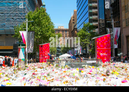 Sydney, Australien. 22. Dezember 2014. Die Community wächst, Blumen in Martin Platz 6 Tage nach die Belagerung im Lindt Café endete mit dem Tod von zwei unbeteiligte zu verlassen, am Montag, 22. Dezember 2014.The NSW Regierung wird Tomororw ordnen, sammeln Sie alle Blumen Martin belassen und Kompost zur Wiederverwendung in einer vorgeschlagenen Gedenkgarten. Bildnachweis: Martin Beere/Alamy Live News Stockfoto