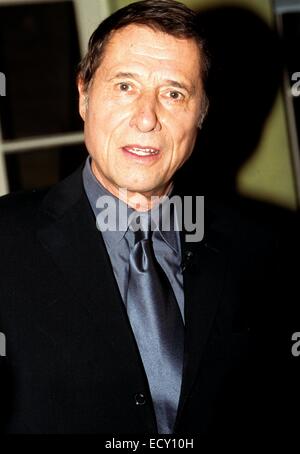 (Datei) - eine Archiv-Bild vom 26. April 2003 zeigt Sänger Udo Jürgens bei der ARD-Talkshow "Boulevard Bio" in Köln. Foto: Horst Galuschka/Dpa - NO-Draht-Dienst- Stockfoto