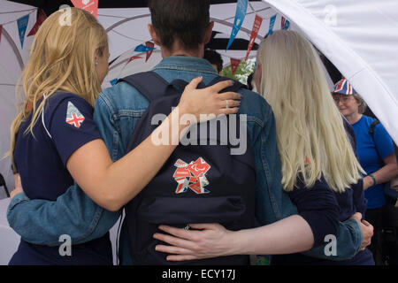 Sehbehinderte Ski Kelly Gallagher und sehenden Guide Charlotte Evans bei Stratford &amp; Event. Stockfoto