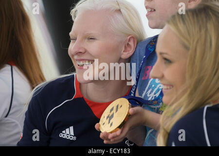 Sehbehinderte Ski Kelly Gallagher und sehenden Guide Charlotte Evans bei Stratford &amp; Event. Stockfoto