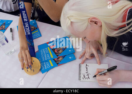 Sehbehinderte Ski Kelly Gallagher und sehenden Guide Charlotte Evans bei Stratford &amp; Event. Stockfoto