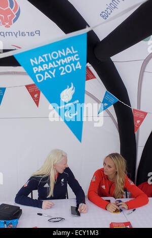 Sehbehinderte Ski Kelly Gallagher und ihre sehenden Guide Charlotte Evans bei Stratford &amp; Event. Stockfoto