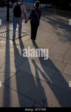 Älteres paar Fuß auf der Londoner Southbank am späten Nachmittag. Stockfoto