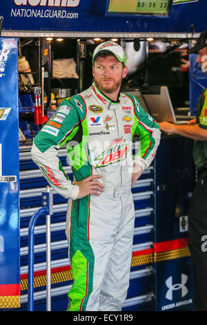 Concord, NC - 9. Oktober 2014: Sprinten Sie Schale Reihe Fahrer Dale Earnhardt Jr. (88) beim Training und Qualifikation für die Bank of America 500 auf dem Charlotte Motor Speedway in Concord, North Carolina. Stockfoto