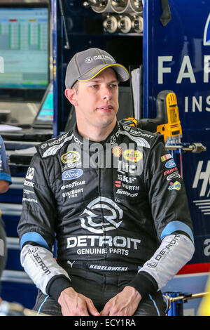 Concord, NC - 9. Oktober 2014: Sprinten Sie Schale Reihe Treiber Brad Keselowski (2) während der Trainings- und Qualifikationsläufe für die Bank of America 500 auf dem Charlotte Motor Speedway in Concord, North Carolina. Stockfoto