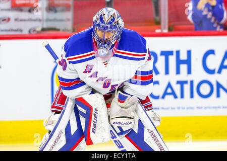 New York Rangers Torwart Henrik Lundqvist (30) während der NHL-Spiel zwischen den New York Rangers und den Carolina Hurricanes in der PNC-Arena. Die New York Rangers besiegte die Carolina Hurricanes 3-2 bei einem Schusswechsel. Stockfoto