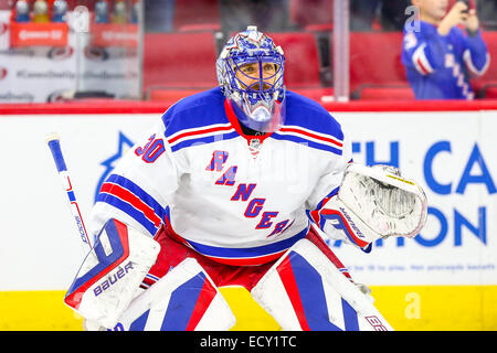 New York Rangers Torwart Henrik Lundqvist (30) während der NHL-Spiel zwischen den New York Rangers und den Carolina Hurricanes in der PNC-Arena. Die New York Rangers besiegte die Carolina Hurricanes 3-2 bei einem Schusswechsel. Stockfoto