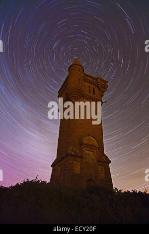 Rundschreiben Star Trails in den nächtlichen Himmel hinter dem Airlie Denkmal auf Tulloch Hügel, Angus, Schottland Stockfoto