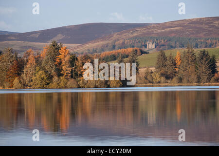 Leeds Loch Herbst Reflexionen mit Balintore Burg auf dem Hügel hinter. Stockfoto