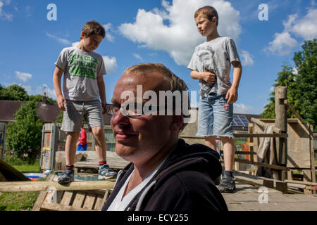 Vater und jungen in Gefahr abgeneigt Spielplatz forderte das Land Plas Madoc Estate, Ruabon, Wrexham, Wales. Stockfoto