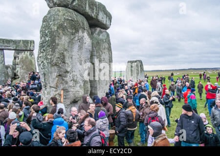 Stonehenge, Wiltshire, UK. 22. Dezember 2014. Winter-Sonnenwende 2014 strömen Tausende von Feiernden in das antike Monument Stonehenge, ein UNESCO-Welterbe in Wiltshire. In diesem Jahr Sonnenwende Sonnenaufgang ist ungewöhnlich auf den 22. und nicht die normalen 21. Dezember durch das Sonnenjahr. Bildnachweis: Paul Chambers/Alamy Live-Nachrichten Stockfoto