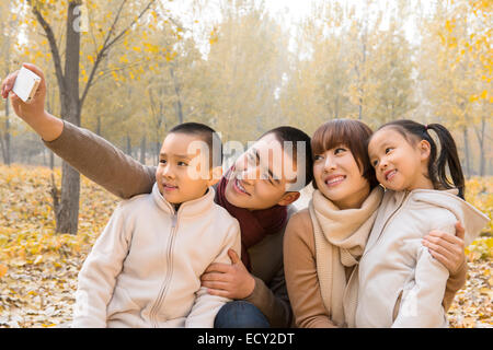 Familie mit zwei Kindern im Park nehmen selfie Stockfoto