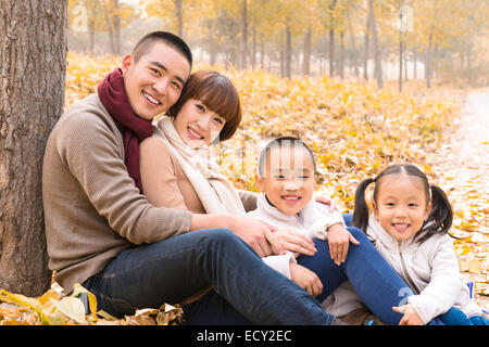 Familie mit zwei Kindern im park Stockfoto