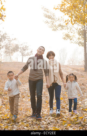 Familie mit zwei Kindern zu Fuß im park Stockfoto
