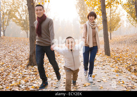 Familie mit einem Kind im park Stockfoto