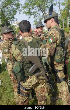 Italienische Armee, 4. Regiment Alpine Fallschirmspringer "Monte Cervino" mit österreichischen Angriff Gewehr Steyr AUG Stockfoto