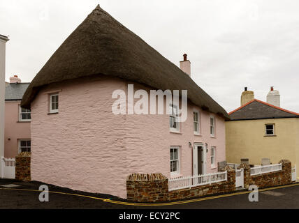 Ansicht des alten Steinhaus mit Strohdach in dem kleinen Dorf in Cornwall Stockfoto
