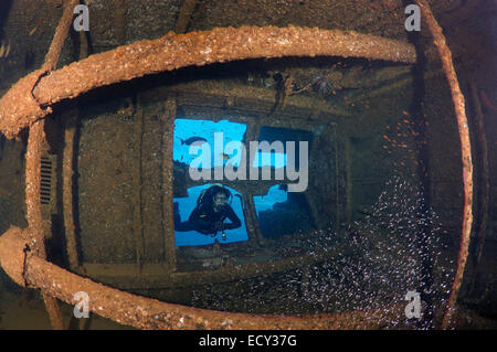 Taucher, die Blick auf den Motor Raum Wreckship Gianis D. Rotes Meer, Sharm El Sheikh, Ägypten Stockfoto