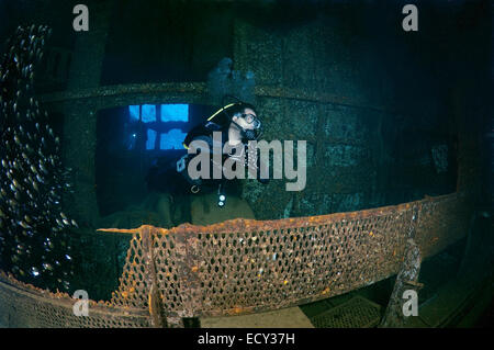 Taucher, die Blick auf den Motor Raum Wreckship Gianis D. Rotes Meer, Sharm El Sheikh, Ägypten Stockfoto