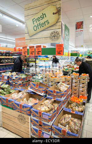 Shopper kaufen Lebensmittel wesentliche im Lidl-Supermarkt, UK Stockfoto