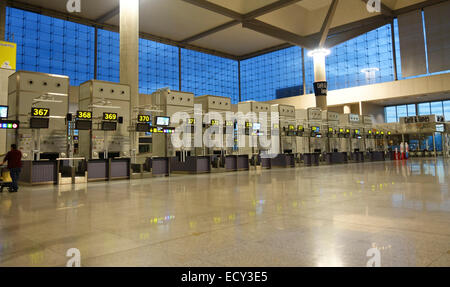 Leere Check-in-Schalter am Flughafen, Check-in Schalter, Malaga, Spanien. Stockfoto