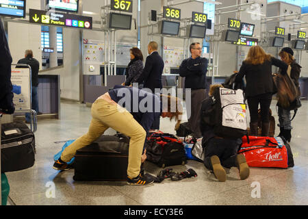 Reisende mit Übergepäck Flughafen Check-in-Schaltern, check-in Schalter, Malaga, Spanien. Stockfoto