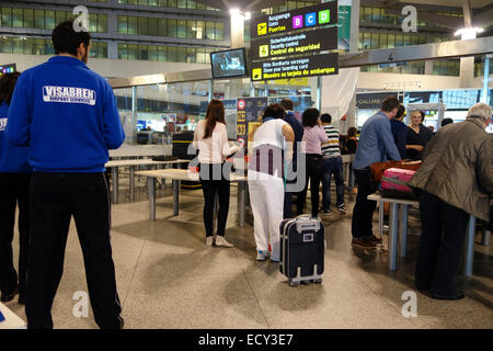 Gehen durch die Sicherheitskontrolle am Flughafen. Malaga, Spanien. Stockfoto