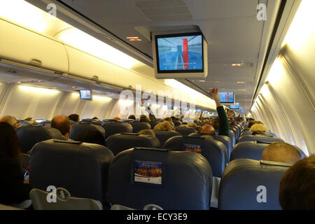 Passagiere in Kurzstrecke, Economy-Class, Verkehrsflugzeuge für Start, Air Europa sitzen. Stockfoto