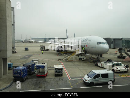 Gepäck beladen in einem Flugzeug am Gate Paris Roissy Charles de Gaulle Flughafen, Frankreich. Stockfoto