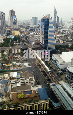 Die Skyline der Stadt mit Skytrain, Bangkok, Thailand, Südostasien. Stockfoto