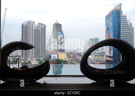 Aussicht vom 17. Stock der Stühle von Pool, Eastin Grand Hotel Sathorn, Bangkok, Thailand Skyline. Stockfoto