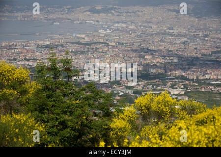 Die Bucht von Neapel (3,5 Mio. Einwohner) gesehen von den südwestlichen Hängen des Vulkans Vesuv, zuletzt im Jahre 1945 ausbrach. Stockfoto