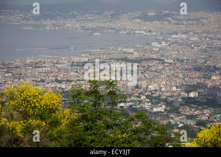 Die Bucht von Neapel (3,5 Mio. Einwohner) gesehen von den südwestlichen Hängen des Vulkans Vesuv, zuletzt im Jahre 1945 ausbrach. Stockfoto