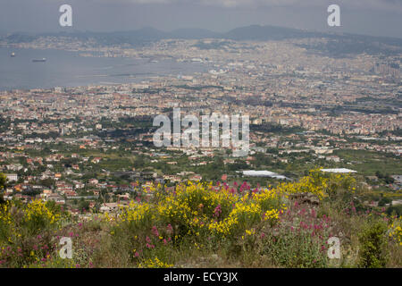 Die Bucht von Neapel (3,5 Mio. Einwohner) gesehen von den südwestlichen Hängen des Vulkans Vesuv, zuletzt im Jahre 1944 ausbrach. Stockfoto