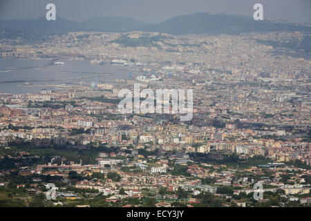Die Bucht von Neapel (3,5 Mio. Einwohner) gesehen von den südwestlichen Hängen des Vulkans Vesuv, zuletzt im Jahre 1944 ausbrach. Stockfoto