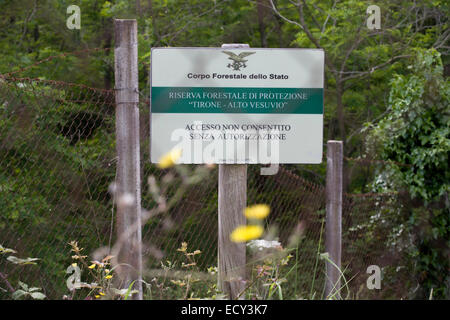 Staatliche Zeichen verbietet Zugang ohne Erlaubnis in den Wald an den Hängen des Vesuvs. Stockfoto