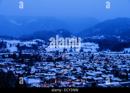 Panoramablick auf Oberstdorf im Winter in Bayern Stockfoto