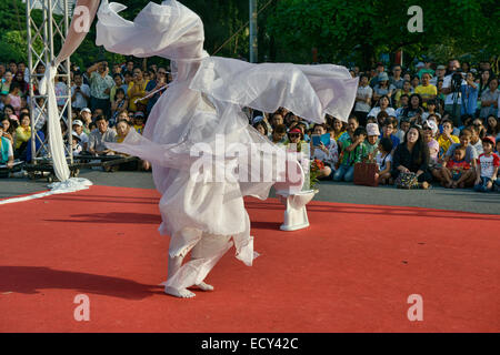 Avantgarde Butoh Künstler auf der Straße zeigen, Bangkok, Thailand Stockfoto