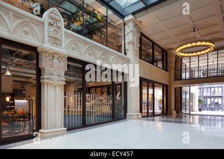 Kaisergalerie Mall, High-End-Geschäfte, Atrium mit Terrazzo-Boden, DesignRing Licht auf renovierten Kassettendecke und 7,50 meter Stockfoto