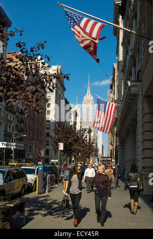 5th Avenue und dem Empire State Building, Manhattan, New York City, New York, Vereinigte Staaten von Amerika Stockfoto