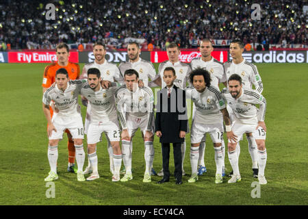 Real Madrid Gruppe Mannschaftsaufstellung, 20. Dezember 2014 - Fußball / Fußball: Real Madrid-Team Gruppe (L-R) Iker Casillas, Sergio Ramos, Karim Benzema, Toni Kroos, Pepe, Cristiano Ronaldo, vorne; James Rodriguez, Isco, Gareth Bale, Marcelo, Dani Carvajal Posen mit Moulay Hassan (vordere 3R), Kronprinz von Marokko vor der FIFA Club World Cup Marokko 2014 Finale match zwischen Real Madrid 2: 0 San Lorenzo im Stade de Marrakech in Marrakesch, Marokko. (Foto von Maurizio Borsari/AFLO) Stockfoto