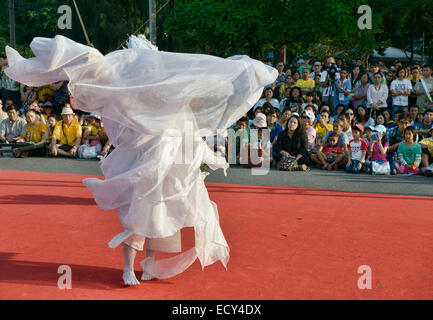 Avantgarde Butoh Künstler auf der Straße zeigen, Bangkok, Thailand Stockfoto