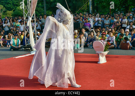 Avantgarde Butoh Künstler auf der Straße zeigen, Bangkok, Thailand Stockfoto