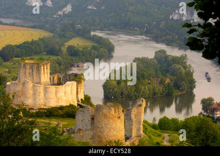 Mäander der Seineufer und Galliard Burg Château-Gaillard, Les Andelys, Seine-Tal, Normandie, Frankreich Stockfoto