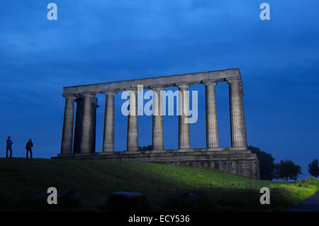 Nationaldenkmal in der Abenddämmerung, Nachbildung des Parthenon, entworfen im Jahre 1822 als Mahnmal für die Schotten, die in den napoleonischen Kriegen starben Stockfoto