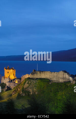 Urquhart Castle in der Abenddämmerung, Loch Ness, Highlands, Schottland, Vereinigtes Königreich, Europa Stockfoto