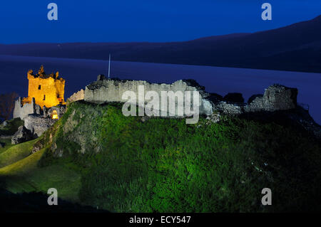Urquhart Castle in der Abenddämmerung, Loch Ness, Highlands, Schottland, Vereinigtes Königreich, Europa Stockfoto