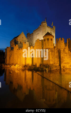 Gravensteen, die Burg der Grafen, in der Abenddämmerung, Gent, Flandern, Belgien Stockfoto