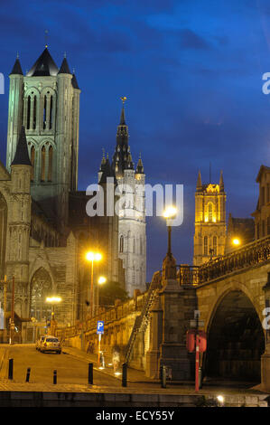 St.-Nikolaus Kirche und Lakenhalle aus St. Michael Bridge in der Dämmerung, Gent, Flandern, Belgien Stockfoto