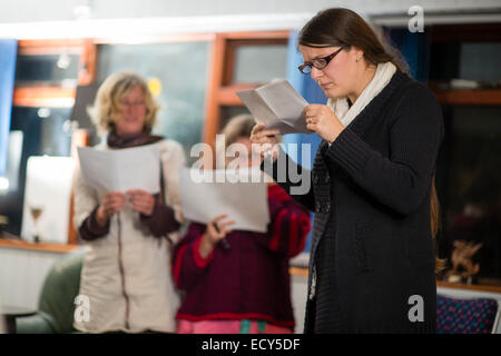 Drei Frauen nicht-professionellen Amateur Darsteller bei den Proben für eine Drama-Theateraufführung - lesen ihre Linien von Skripts, die sie in ihren Händen halten. UK Stockfoto